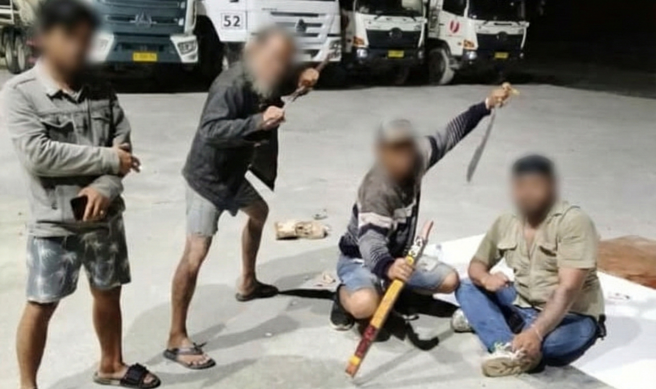 Aksi Premanisme, Para Pelaku Terlihat Menggunakan Senjata Tajam